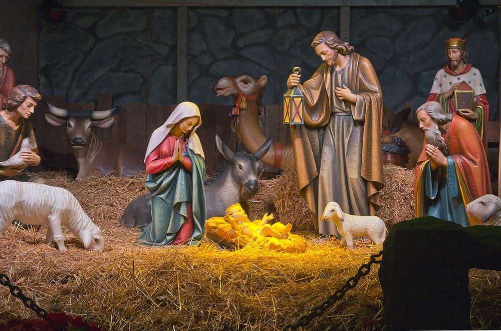 Tuhan Yesus lahir di palungan